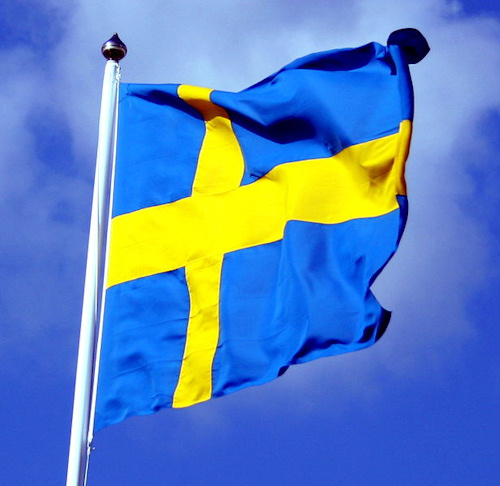 616px-swedish_flag_with_blue_sky_behind_ausschnitt.jpg